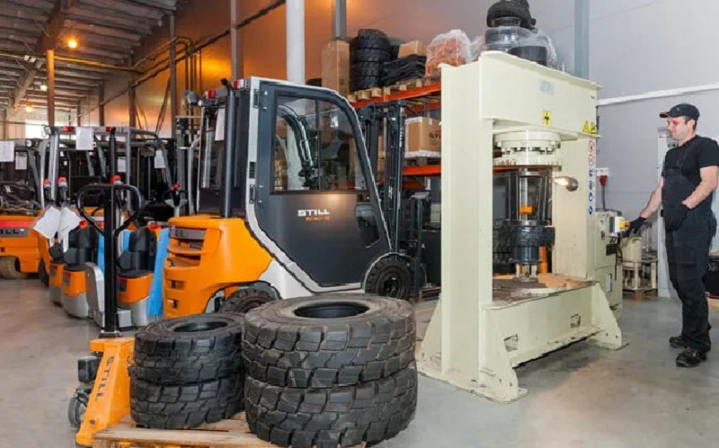 Монтаж и замена шин для вилочных погрузчиков